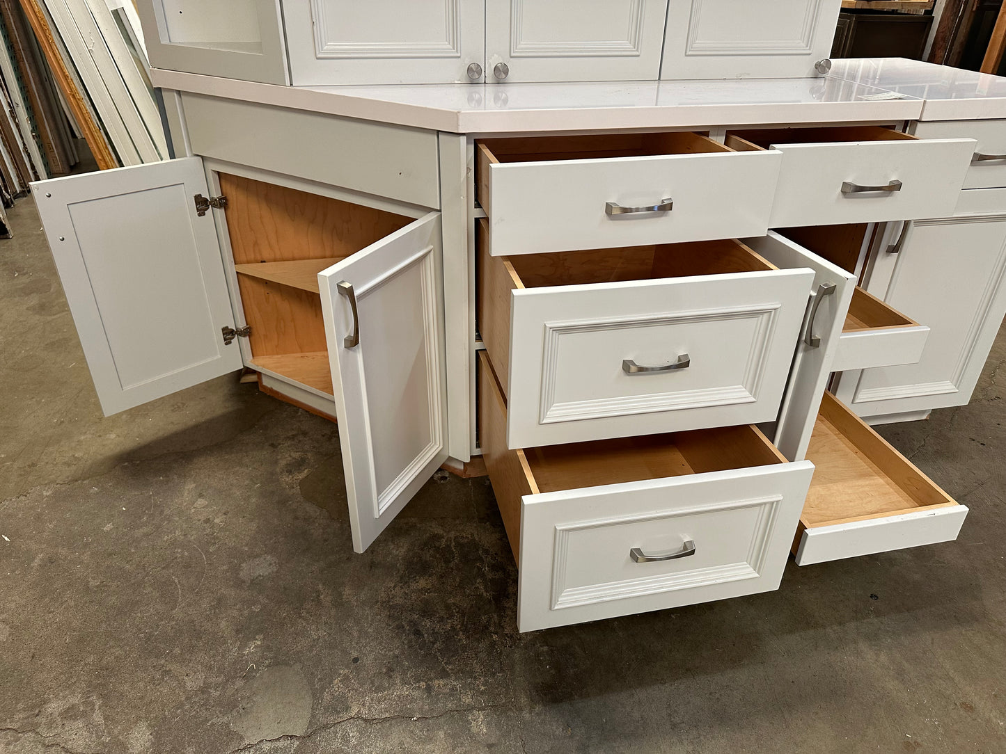 Angled base, 4 Drawers, 1 door with pullout drawers