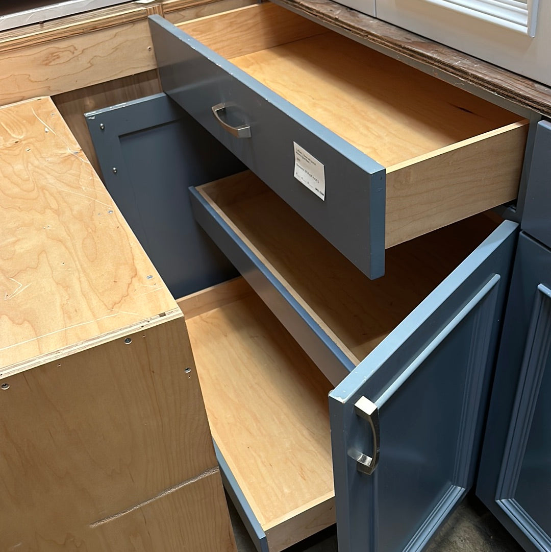 1 drawer, 2 doors with pullout drawers - Island Base 1