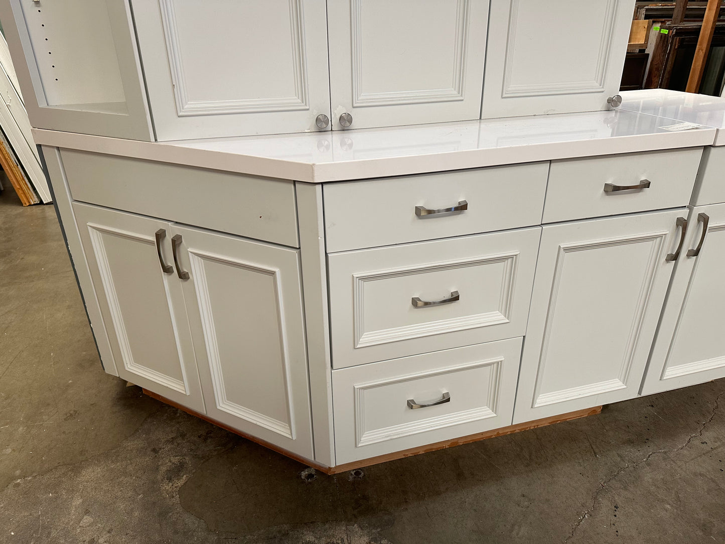 Angled base, 4 Drawers, 1 door with pullout drawers