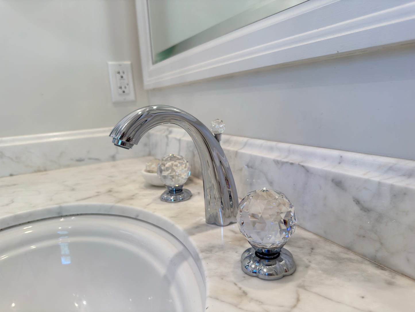 White vanity with mirrored front; Faucet by Jörger Florale collection