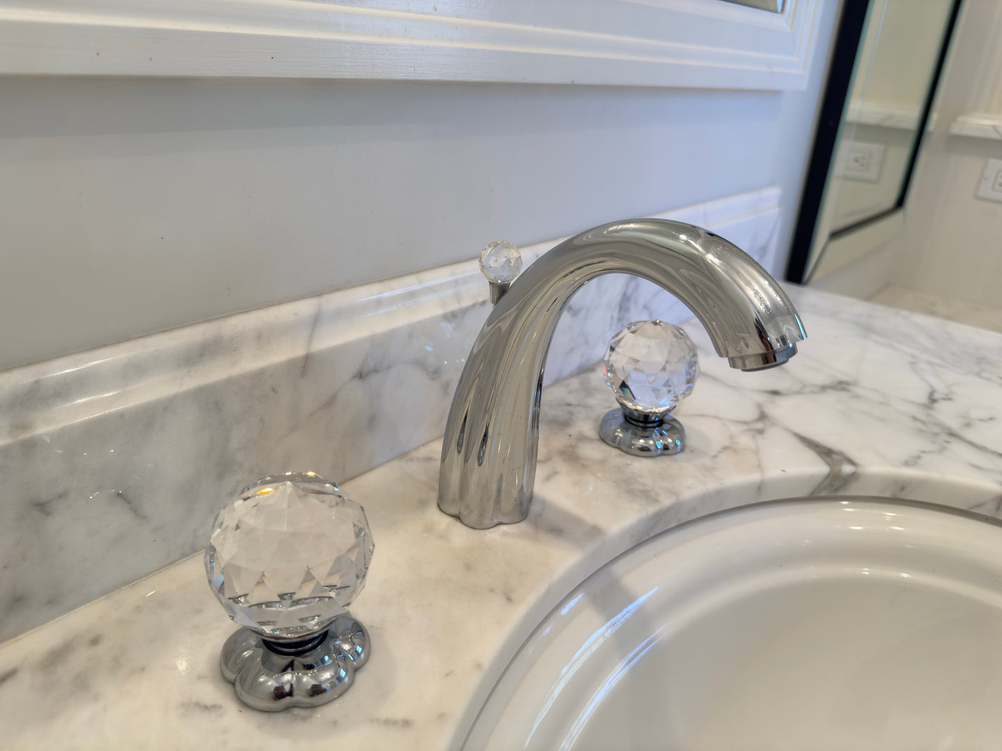 White vanity with mirrored front; Faucet by Jörger Florale collection